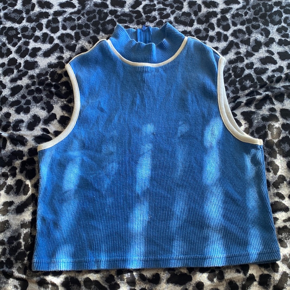 RIBBED MOCK NECK SLEEVELESS TOP